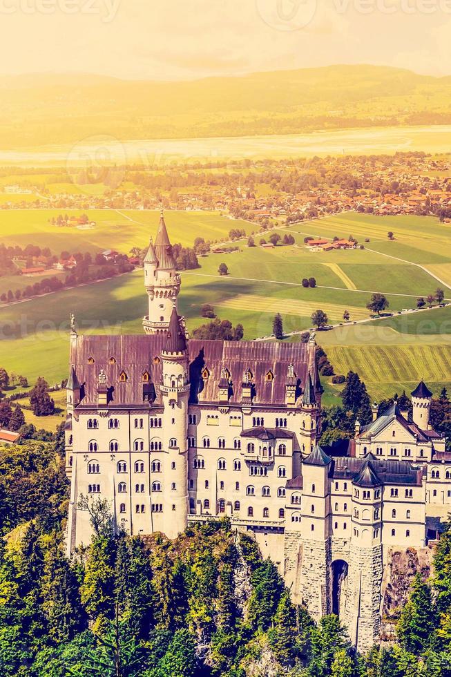 skön se av världskänd neuschwanstein slott, de artonhundratalet romanesque väckelse palats byggd för kung ludwig ii på en oländig klippa nära fussen, sydväst Bayern, Tyskland foto