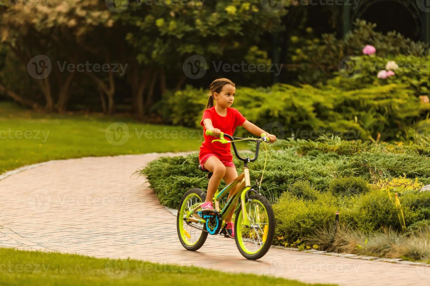 liten flicka med henne cykel foto