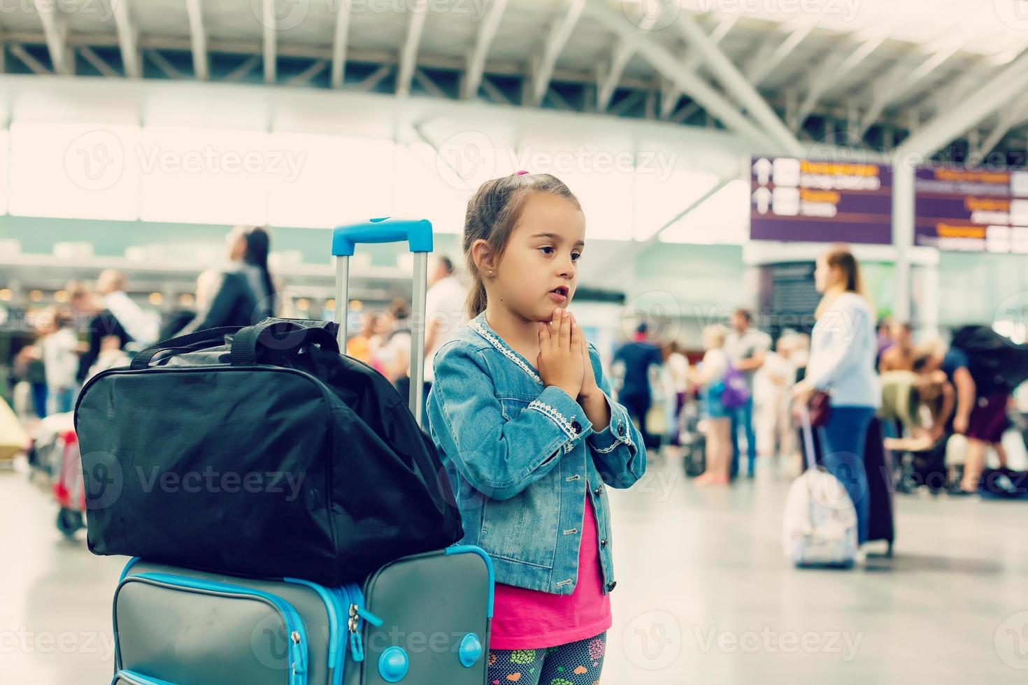 liten flicka med resväska resa i de flygplats, barn resa foto
