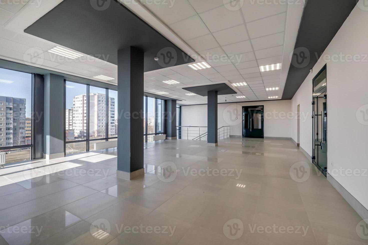 panorama se i tömma modern hall med kolumner, dörrar och panorama- fönster foto