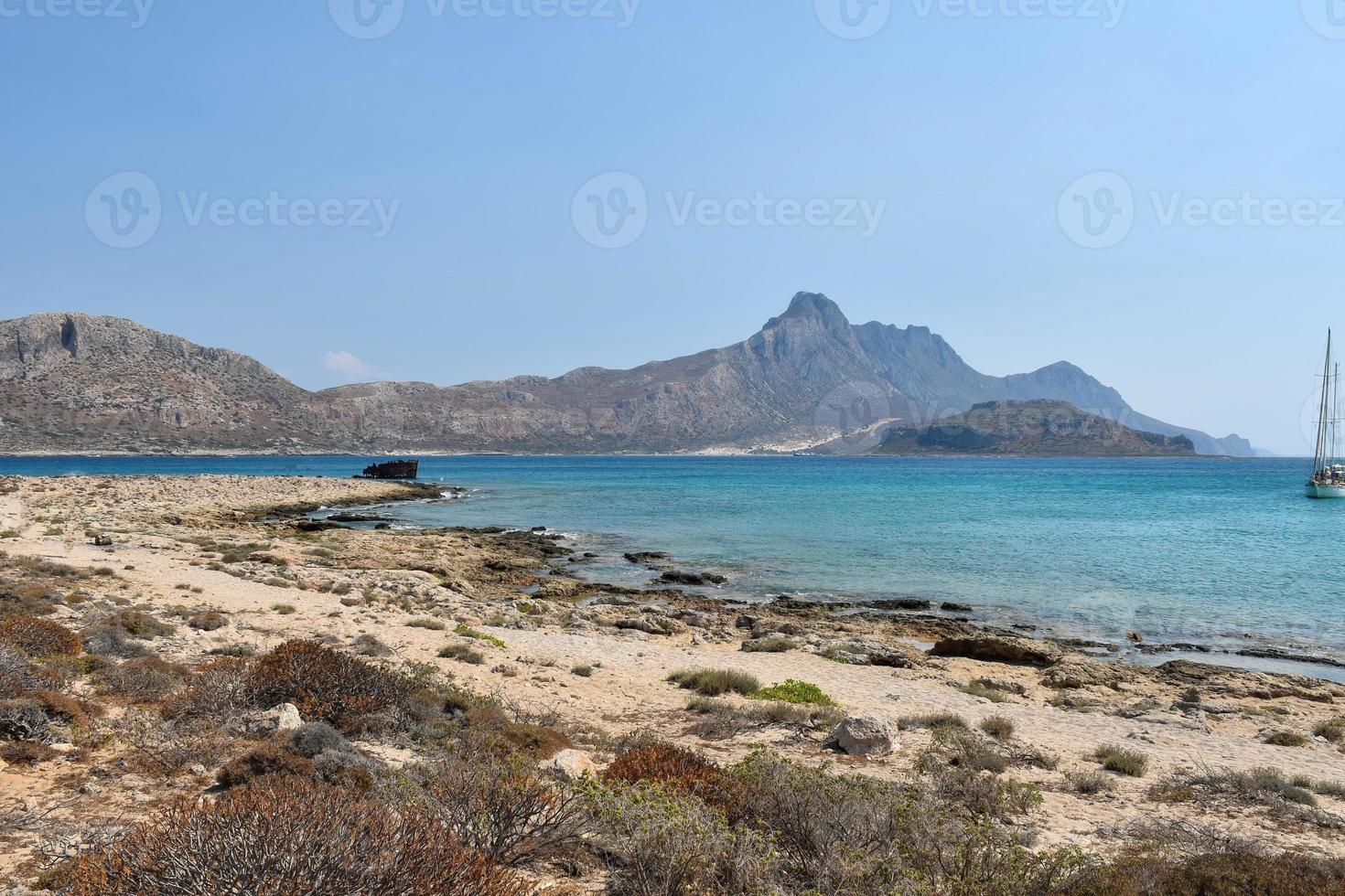 kretan Grekland strand vegetation med hav landskap foto