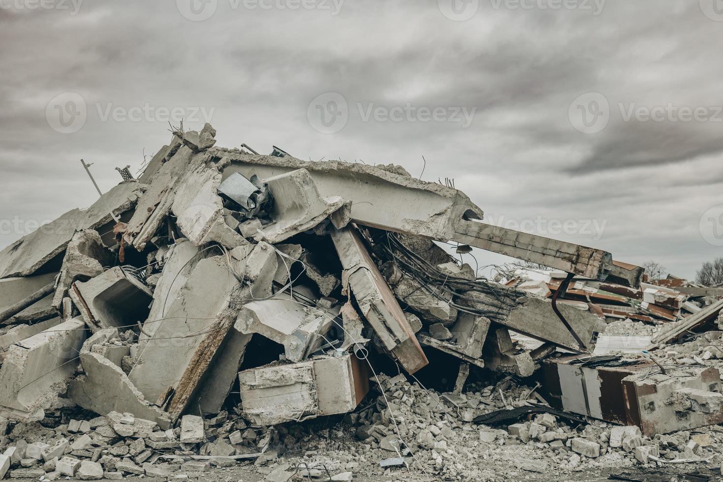 kollapsade byggnad efter ett jordbävning foto