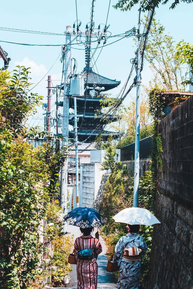 kvinnor som bär kimono i Kyoto, Japan foto