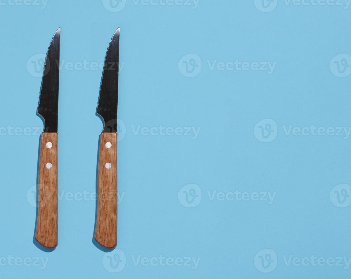 kniv med en trä- hantera på en blå bakgrund, topp se foto