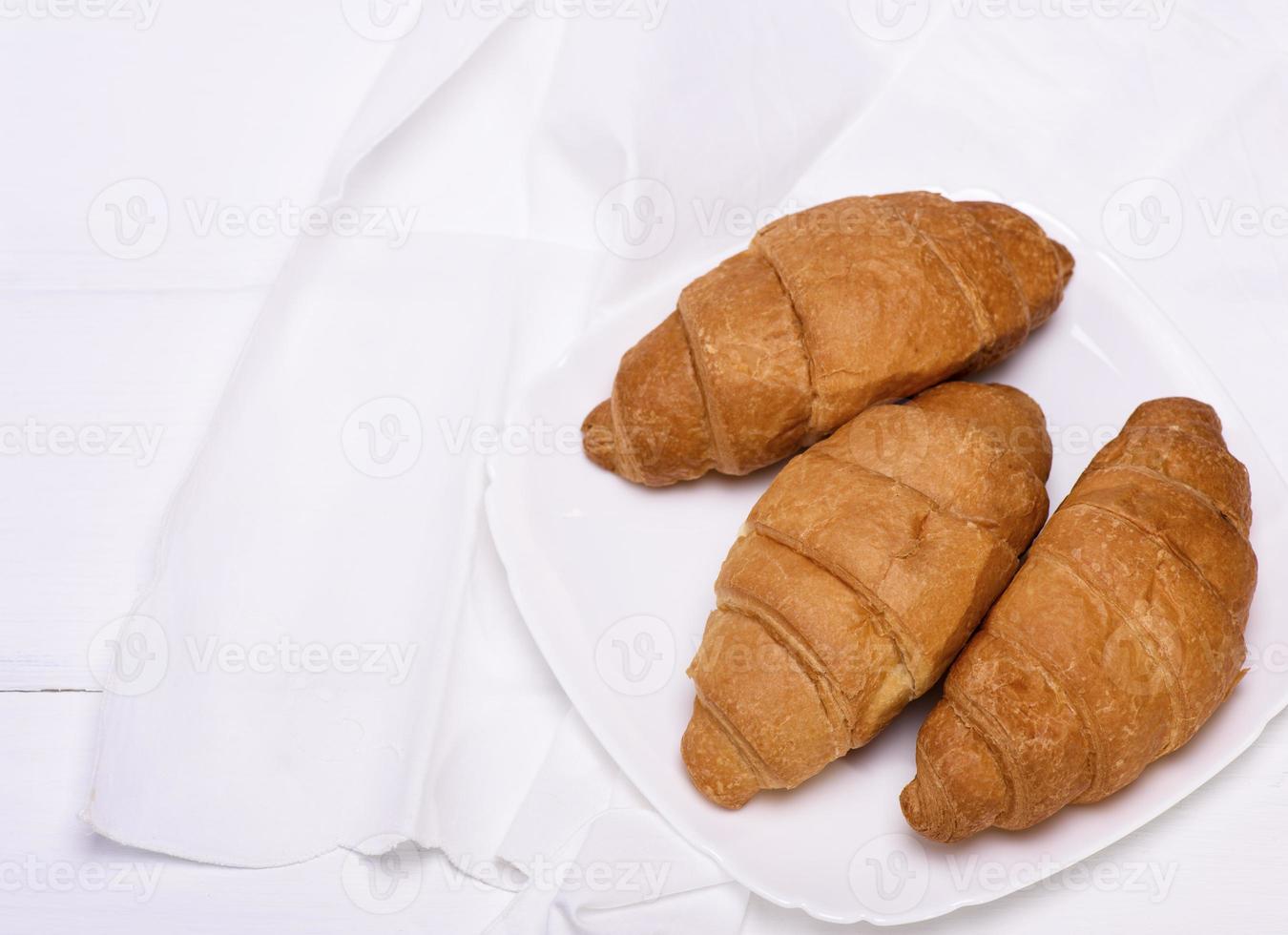 tre nyligen bakad croissanter foto