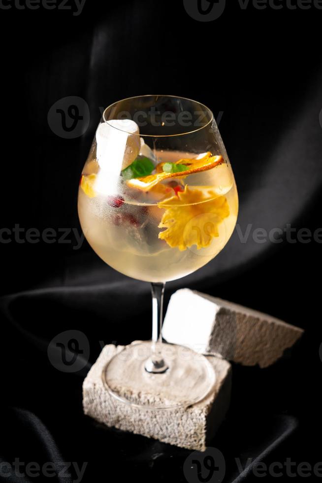 cocktail - vit vin, tequila, trippel, aromatisk bitter, orange bitter, kalk juice, sirap, garnering med gelé och marshmello och blandad frukt foto