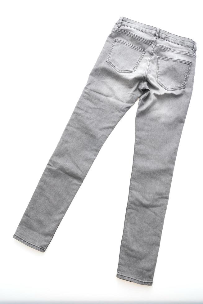 grå jeans på vit bakgrund foto