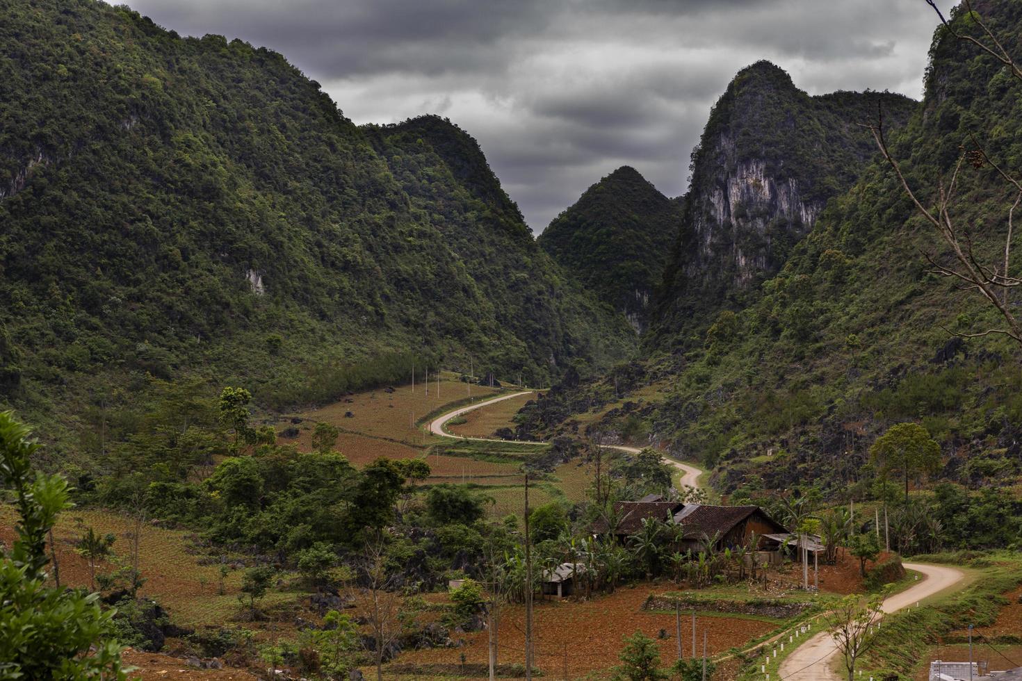 klar slingrande väg nedanför kullarna i ha quang, cao bang, vietnam foto