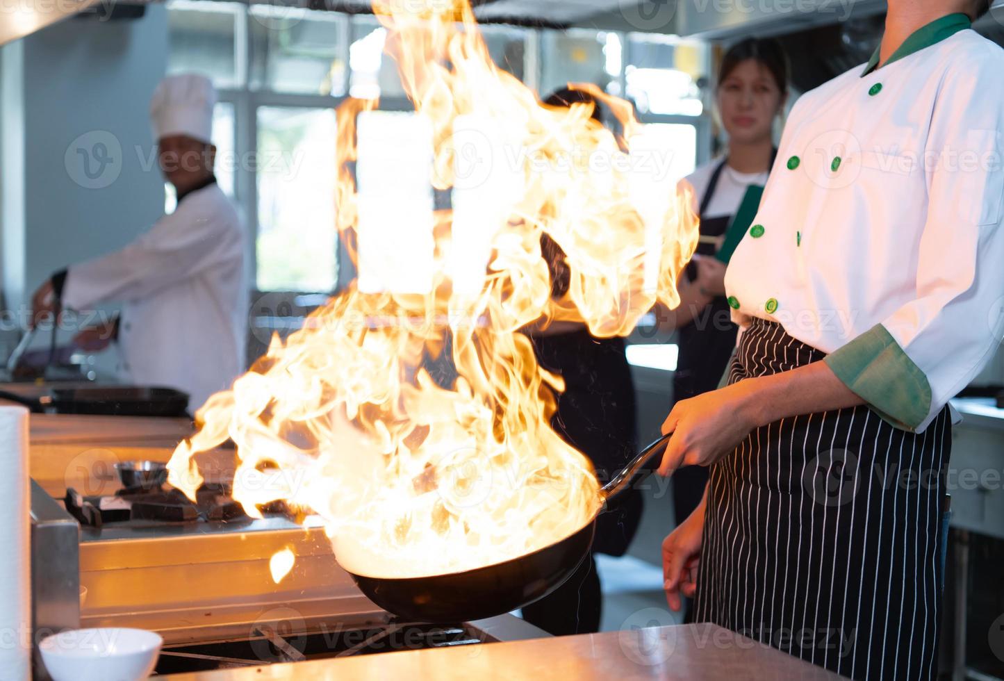 kockar den där specialisera i matlagning kommer vara noggrann med varje matlagning bearbeta. även mindre detaljer kommer inte vara bortse. som med woka, hög värme kommer vara Begagnade fram tills en flammande flamma visas foto