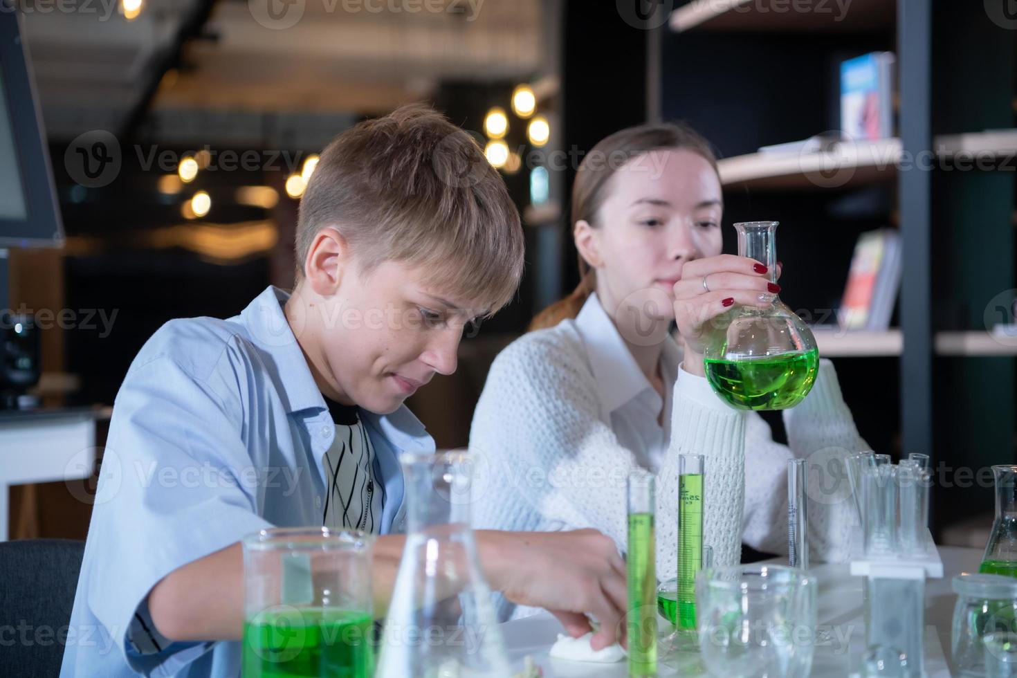 vetenskap klassrum hjälper studenter lära sig till observera, undersöka och experimentera handla om naturlig fenomen och sedan systematisera resultat, principer, begrepp och teorier. foto