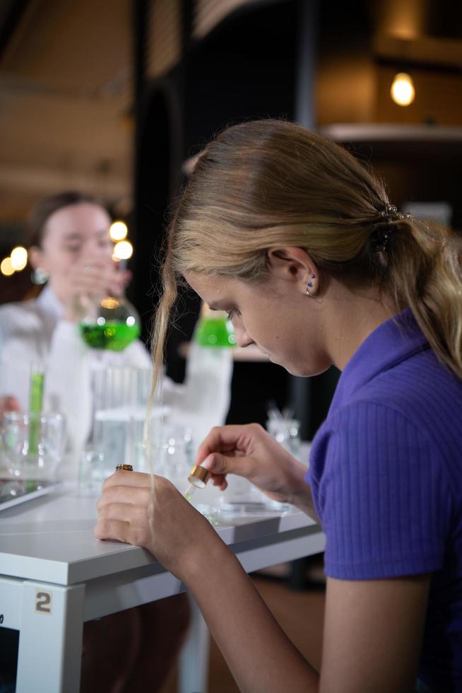 vetenskap klassrum hjälper studenter lära sig till observera, undersöka och experimentera handla om naturlig fenomen och sedan systematisera resultat, principer, begrepp och teorier. foto