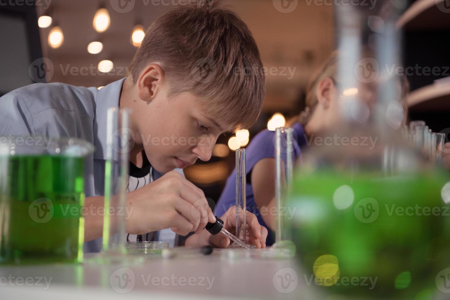 vetenskap klassrum hjälper studenter lära sig till observera, undersöka och experimentera handla om naturlig fenomen och sedan systematisera resultat, principer, begrepp och teorier. foto