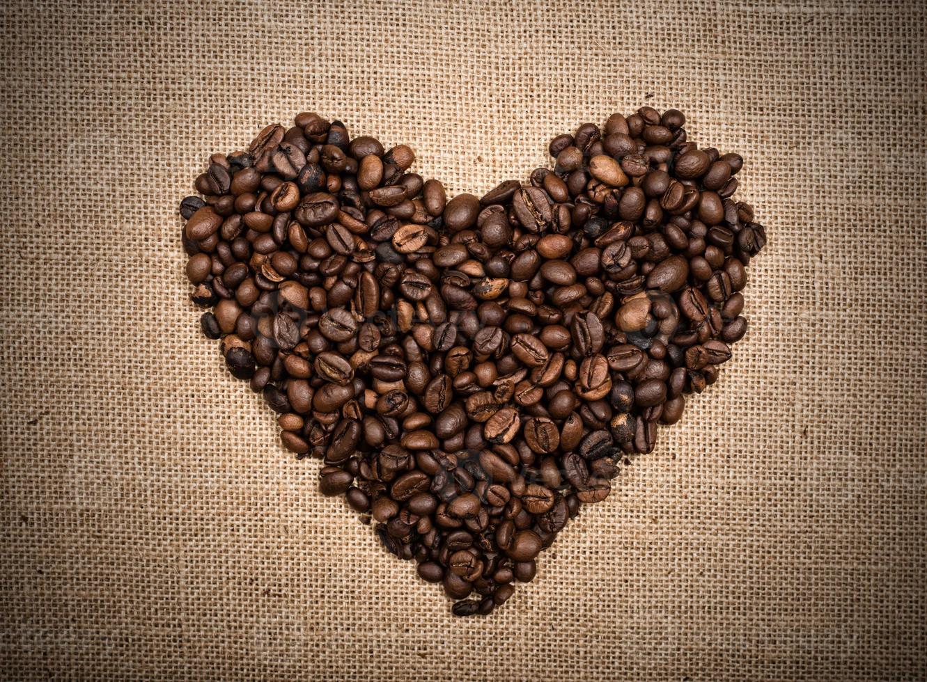kärlek hjärta tillverkad av kaffe bönor foto