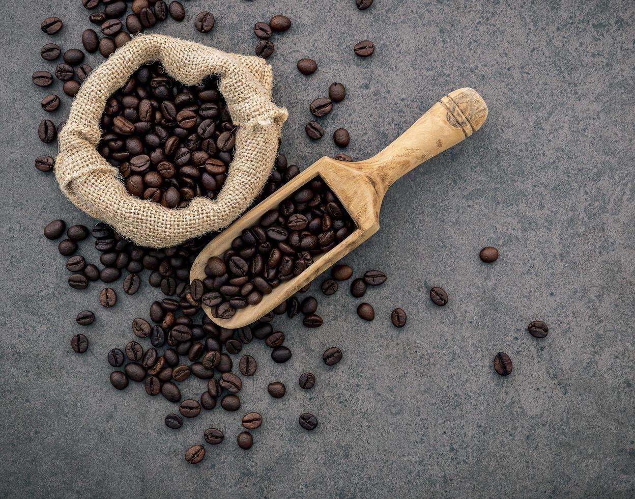 mörka rostade kaffebönor i en säck foto