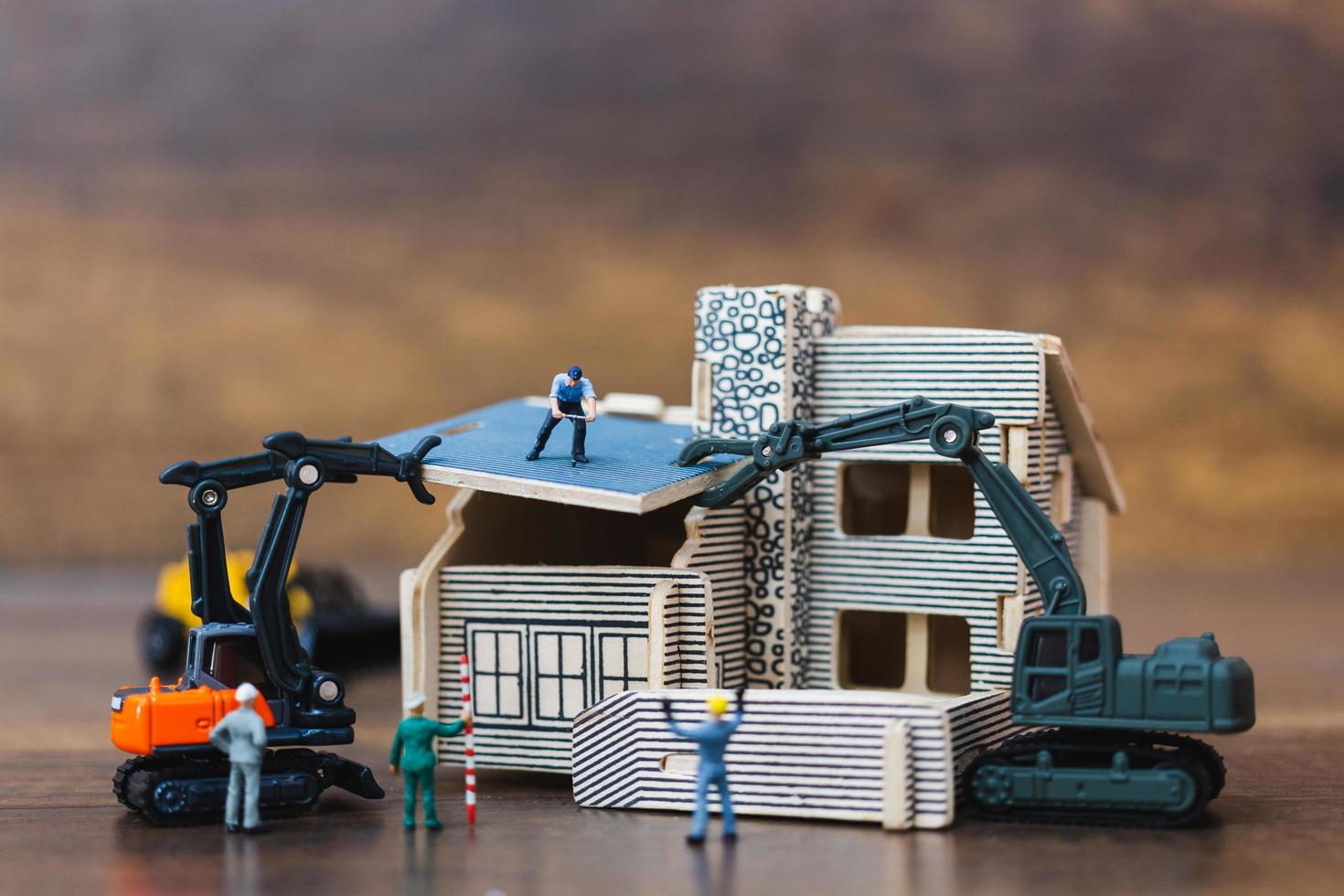 miniatyrarbetare som bygger ett hem, hemrenoveringskoncept foto