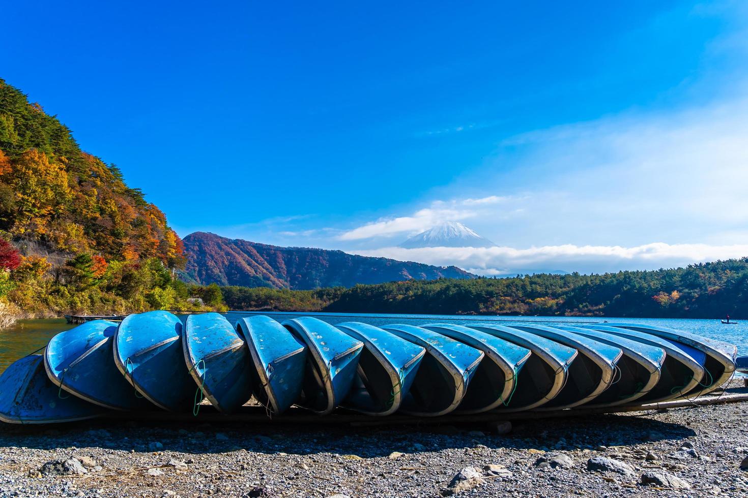 båtar med mt. fuji i bakgrunden i yamanashi, japan foto