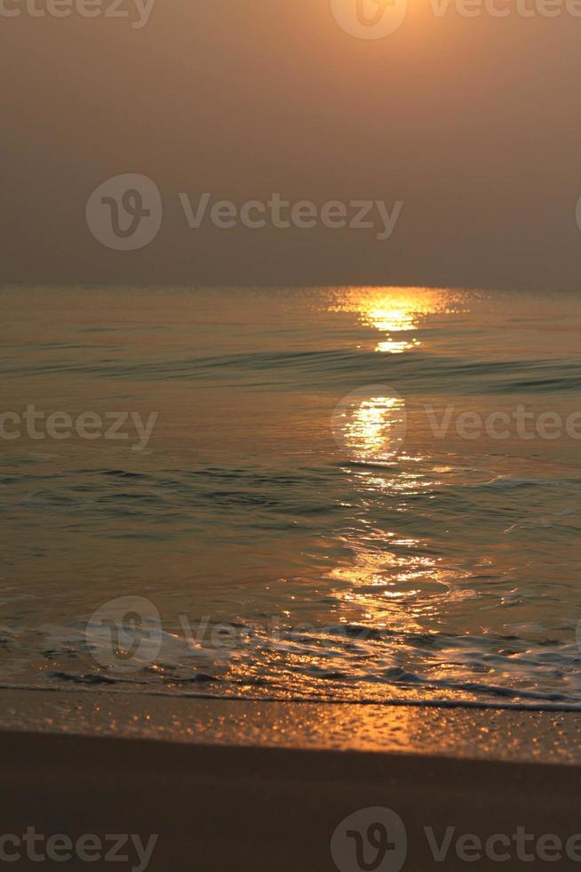 de Sol är stigande, de Sol är ljus, de morgon- hav på cha-am strand foto