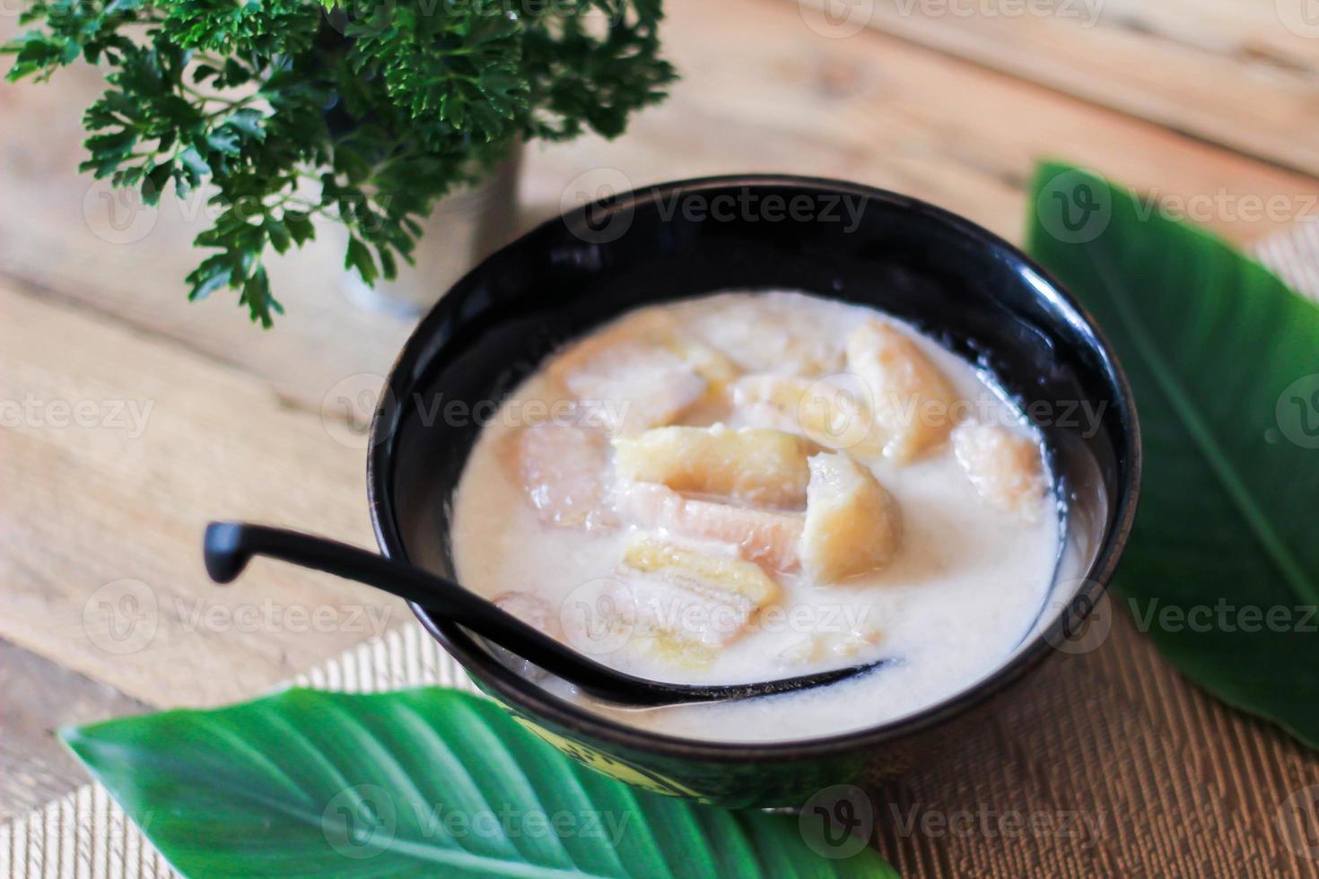 banan i kokos mjölk på trä tabell traditionell efterrätt av asiatisk, thailand. foto