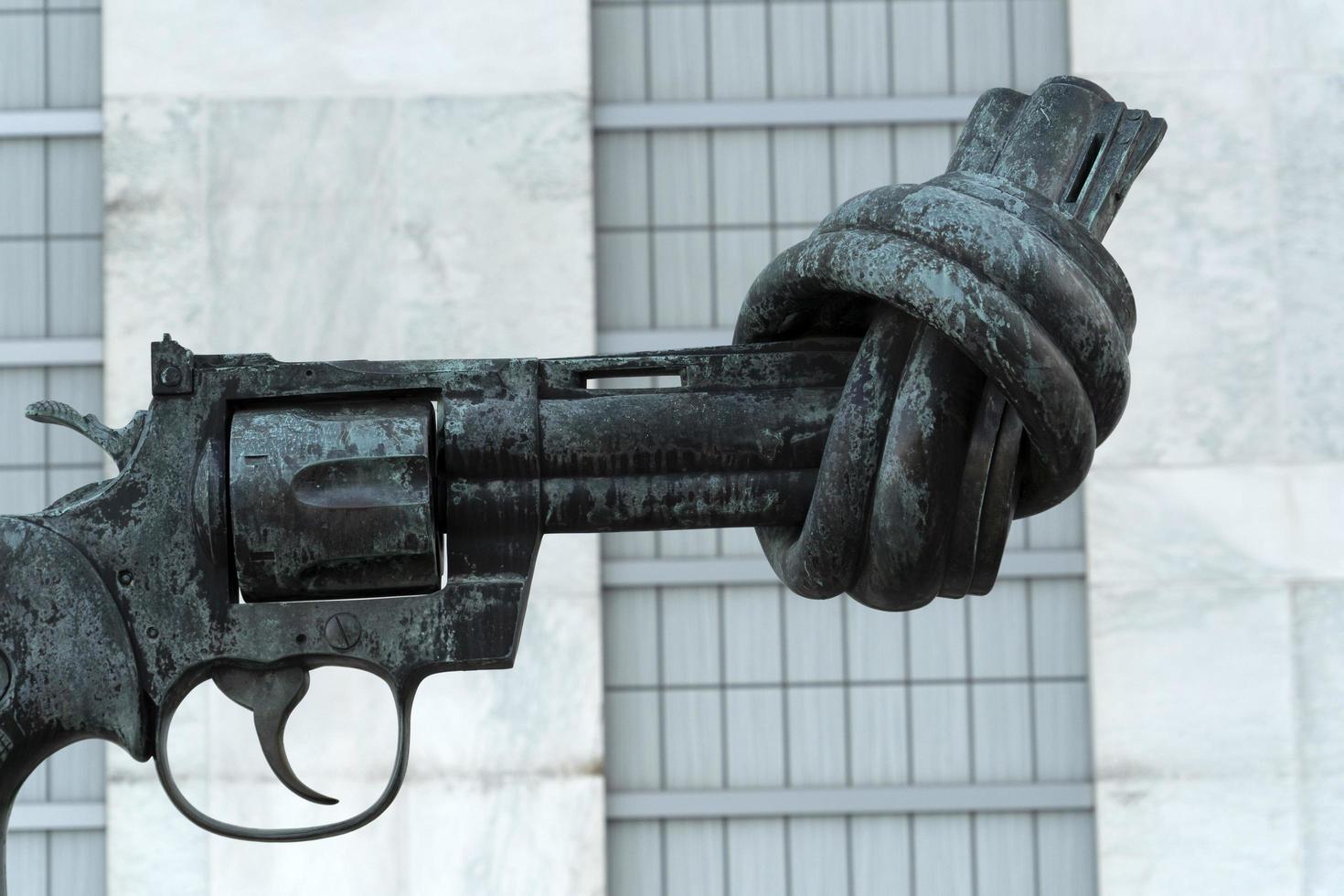 ny york, USA - Maj 25 2018 förenad nationer byggnad exteriör se Knut pistol skulptur Nej krig foto