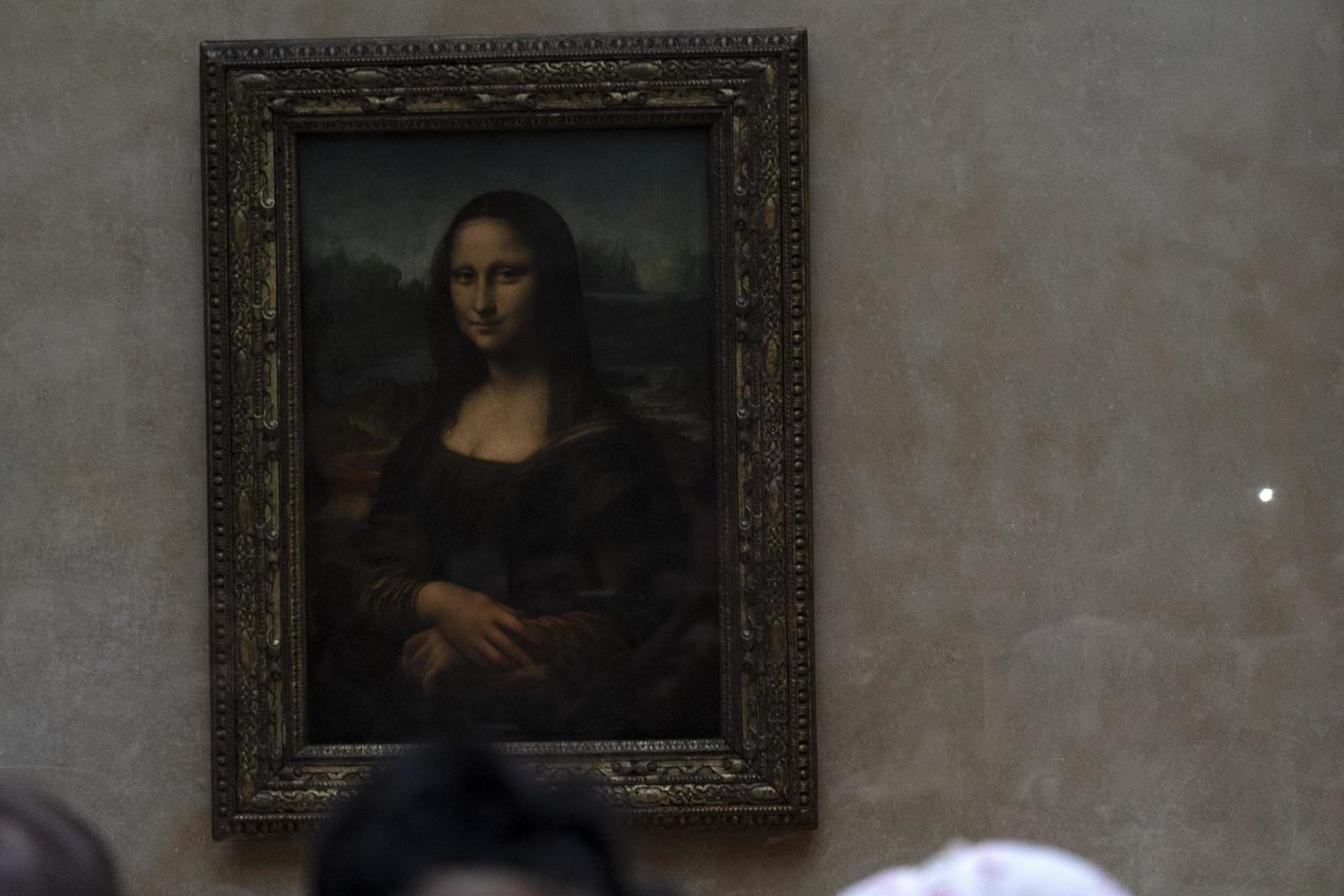 paris, Frankrike -oktober 7, 2018 - mona lisa målning louvre hall fullt med folk av turist foto