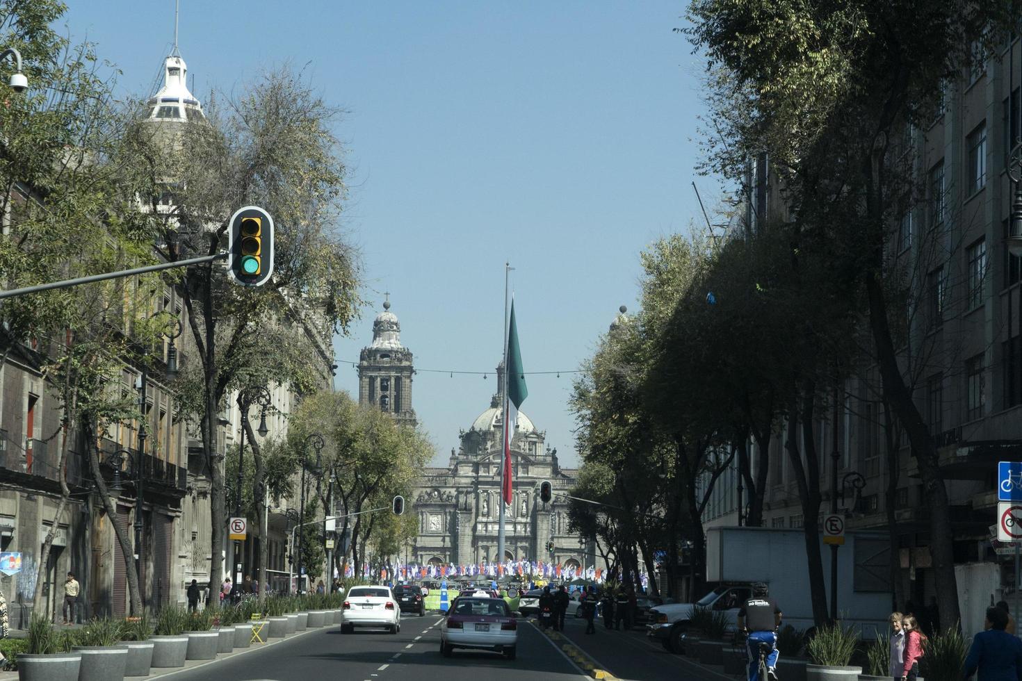 mexico stad, mexico - november 5 2017 - människor på stad gata marknadsföra foto