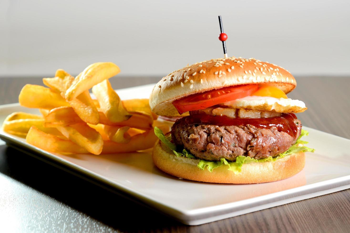 hamburgare och pommes frites foto