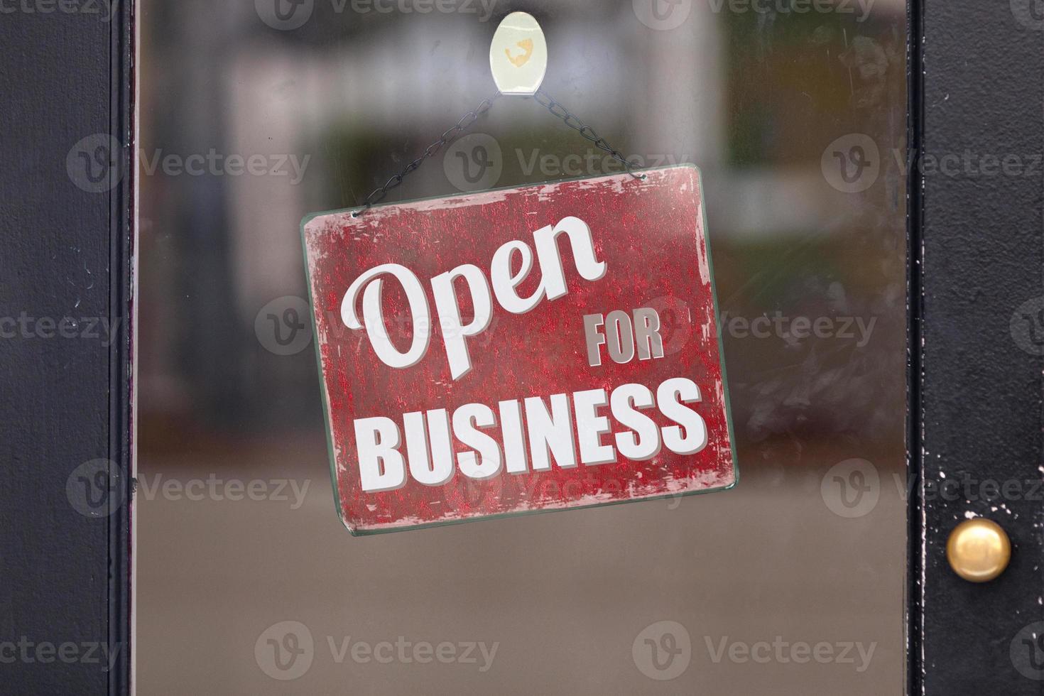 öppen för företag tecken i en fönster foto