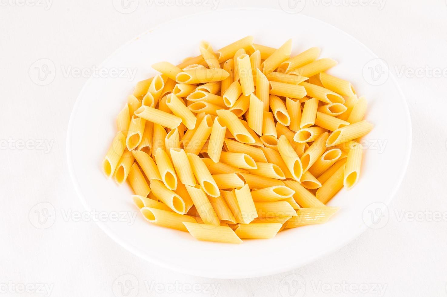 pasta på vit platta foto