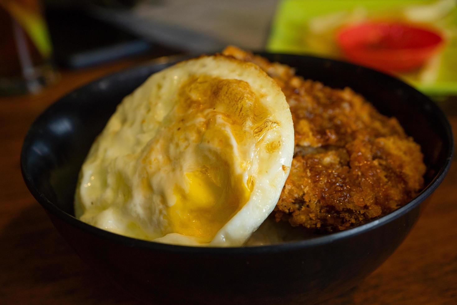 friterad ägg och kyckling katsu i de ris skål maträtter meny på lokal- berg restaurang. de Foto är lämplig till använda sig av för traditionell mat bakgrund, affisch och mat innehåll media.