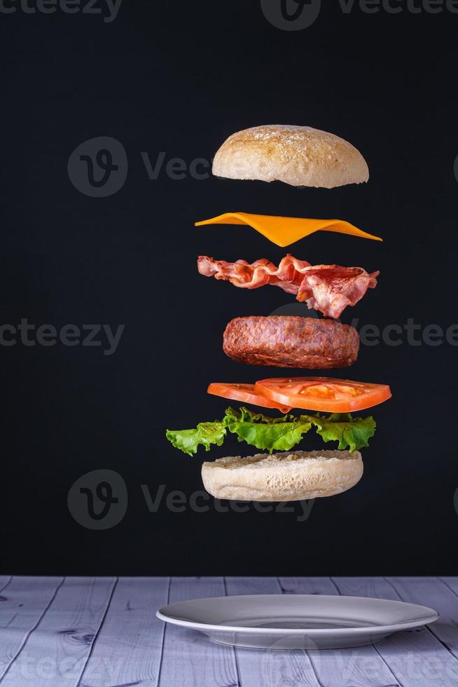 flytande hamburgare med bacon och ost foto