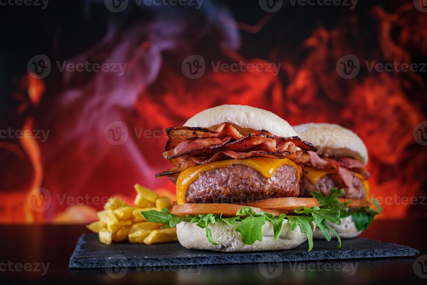 hamburgare med pommes frites med tallrik foto