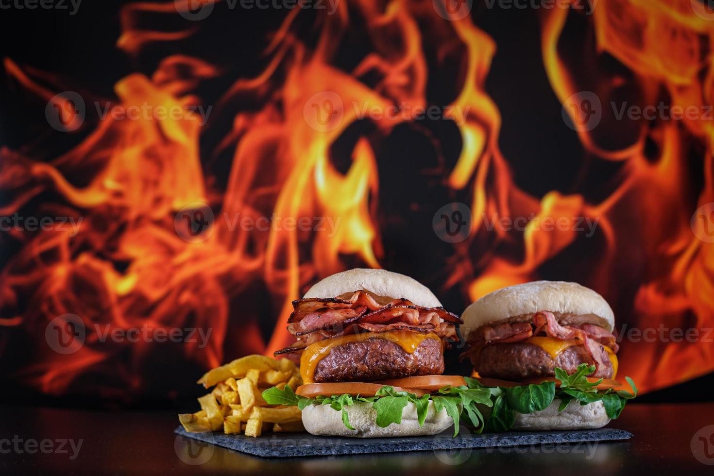 hamburgare med pommes frites med tallrik foto