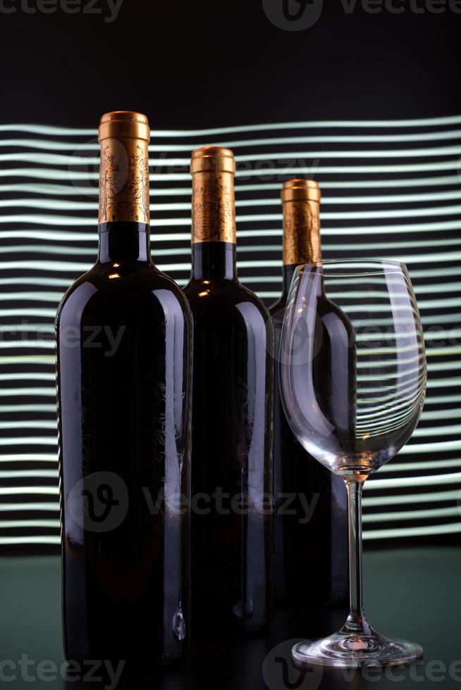 vinflaskor och glas med vita linjer bakgrund foto