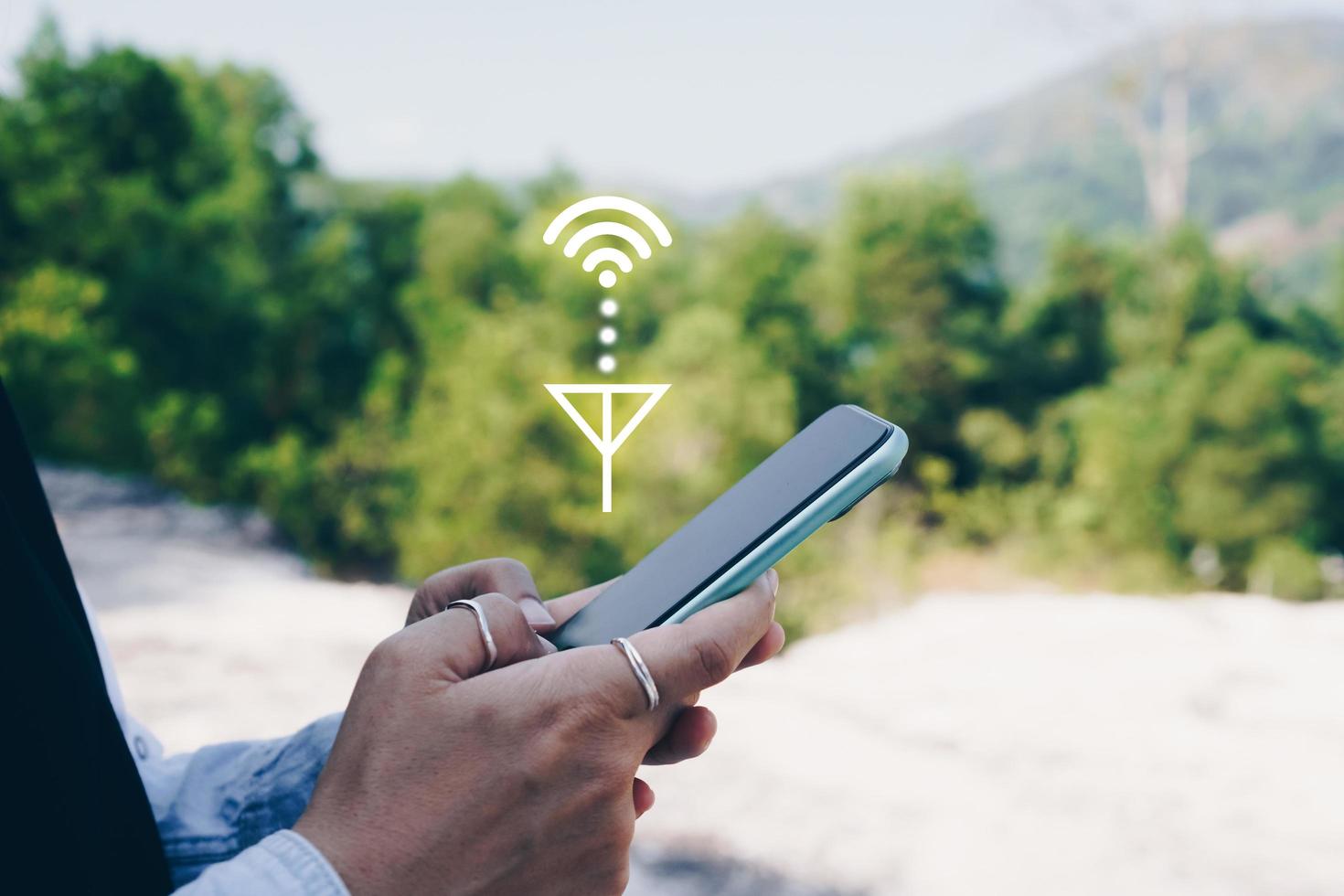 person som använder smartphone söker wifi-signal foto