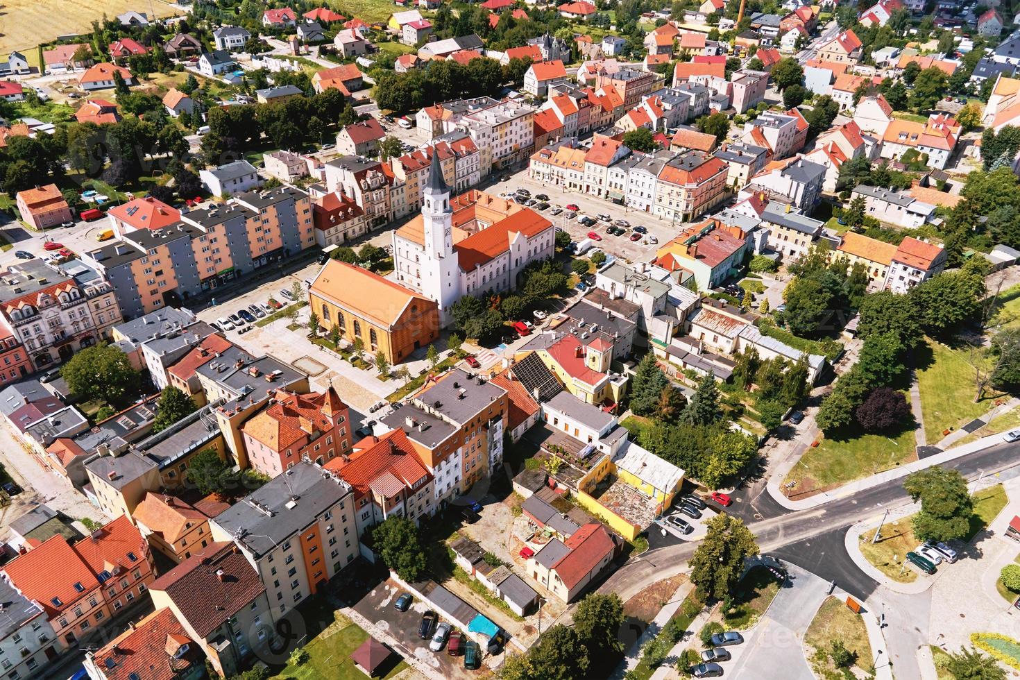 antenn se av små europeisk stad med stad gator och bostads- byggnader foto
