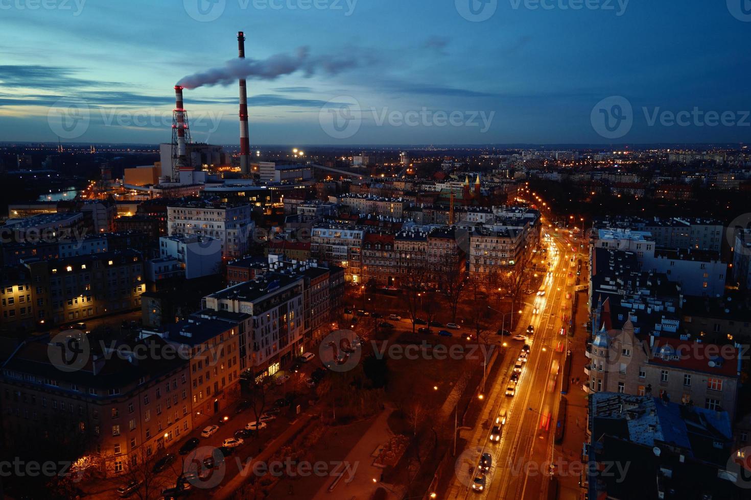 ånga från rör över natt stad, antenn se foto