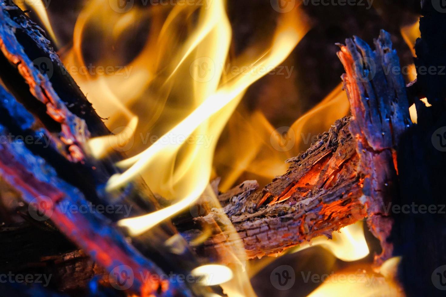 eld brinnande trä foto