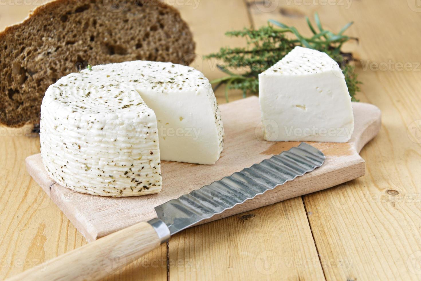 vit ost, gröna och bröd på en träbakgrund foto