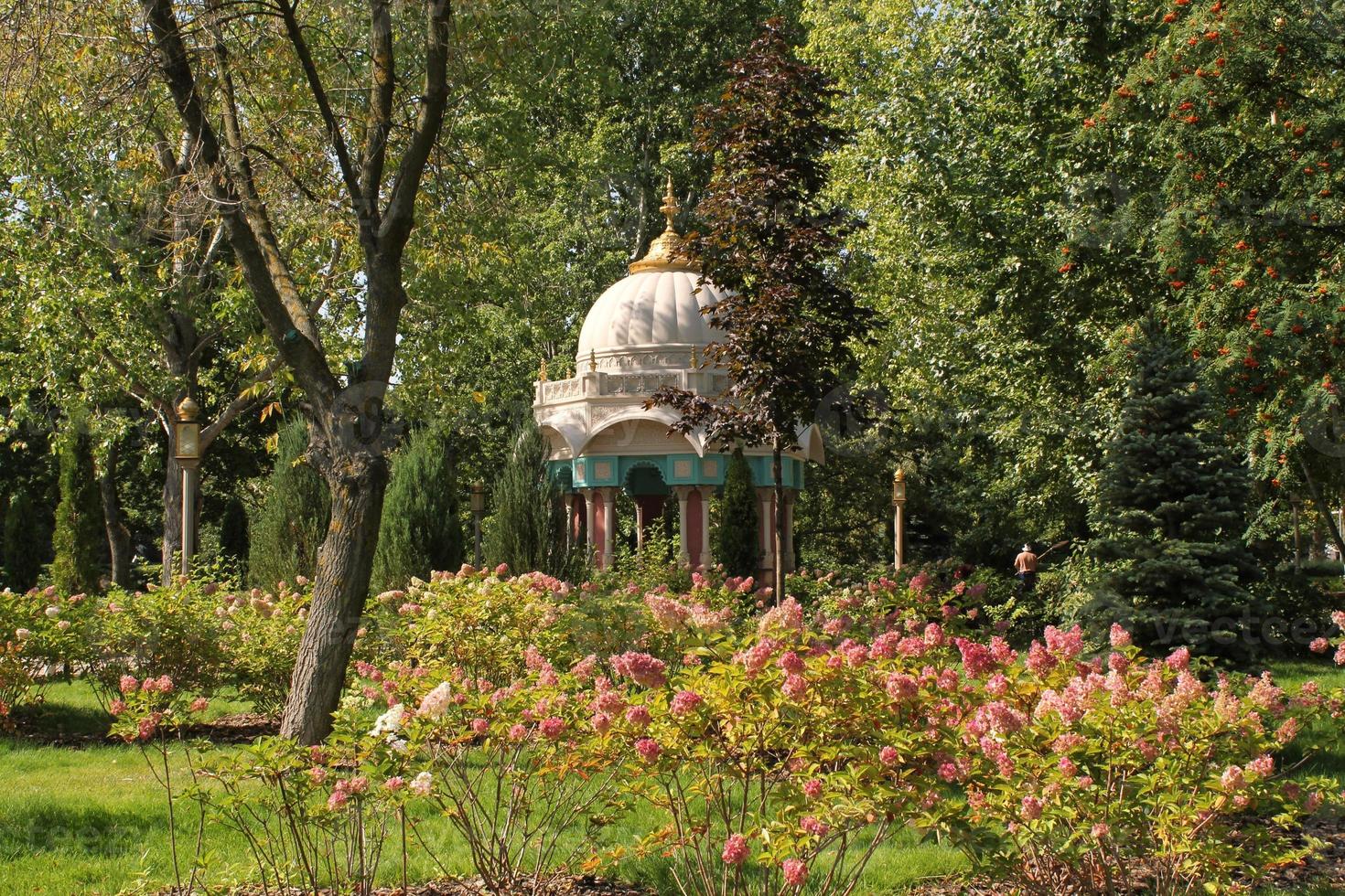 träd och blommor i stad parkera med indisk stil lykta. fotgängare zon för gående. urban planera, offentlig Plats begrepp. stad rekreation område. arkitektur design bekväm trädgård. gångstig sätt foto