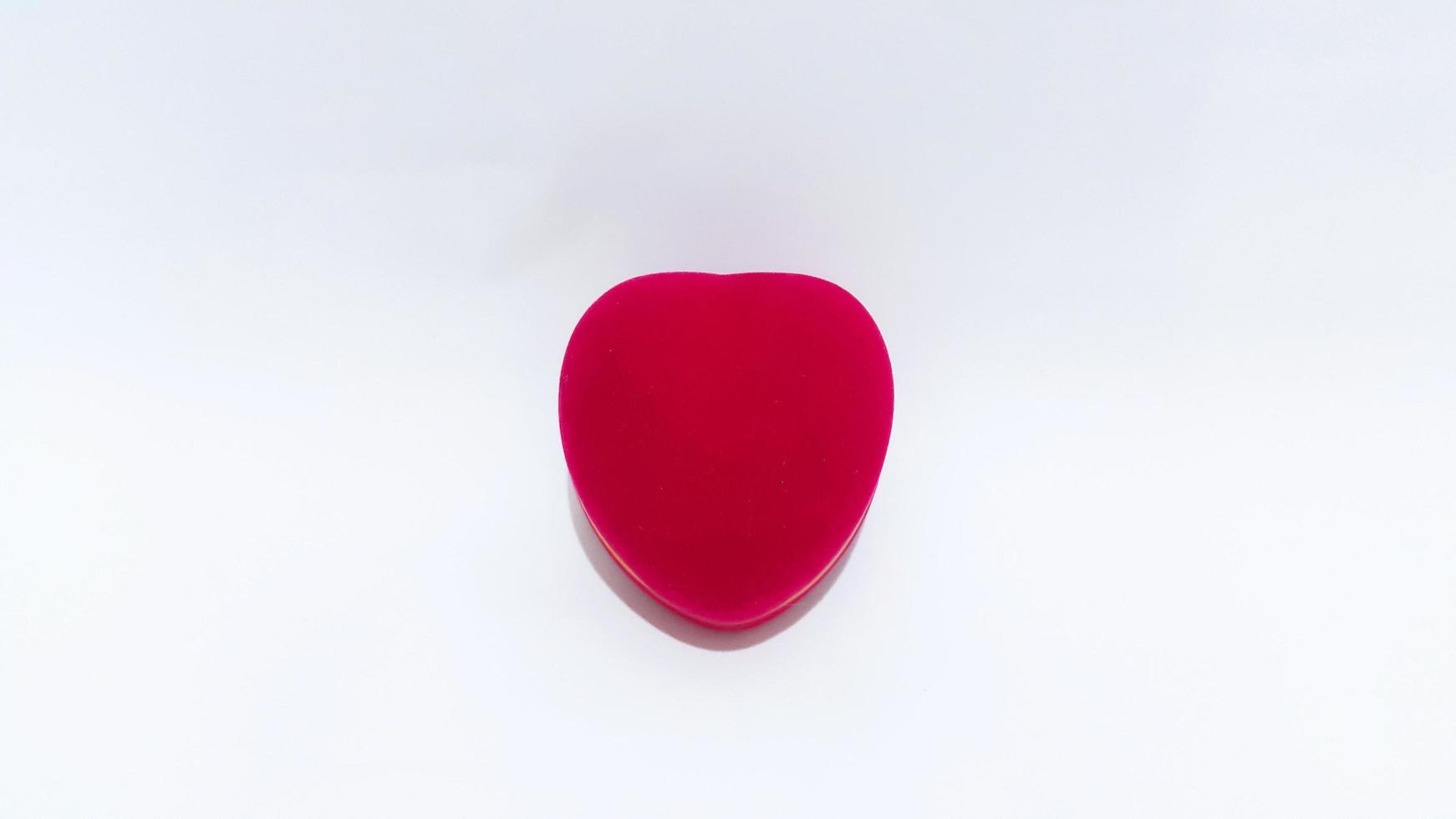 röd hjärta formad ringa låda. stängd ringa låda isolerat på vit bakgrund. foto