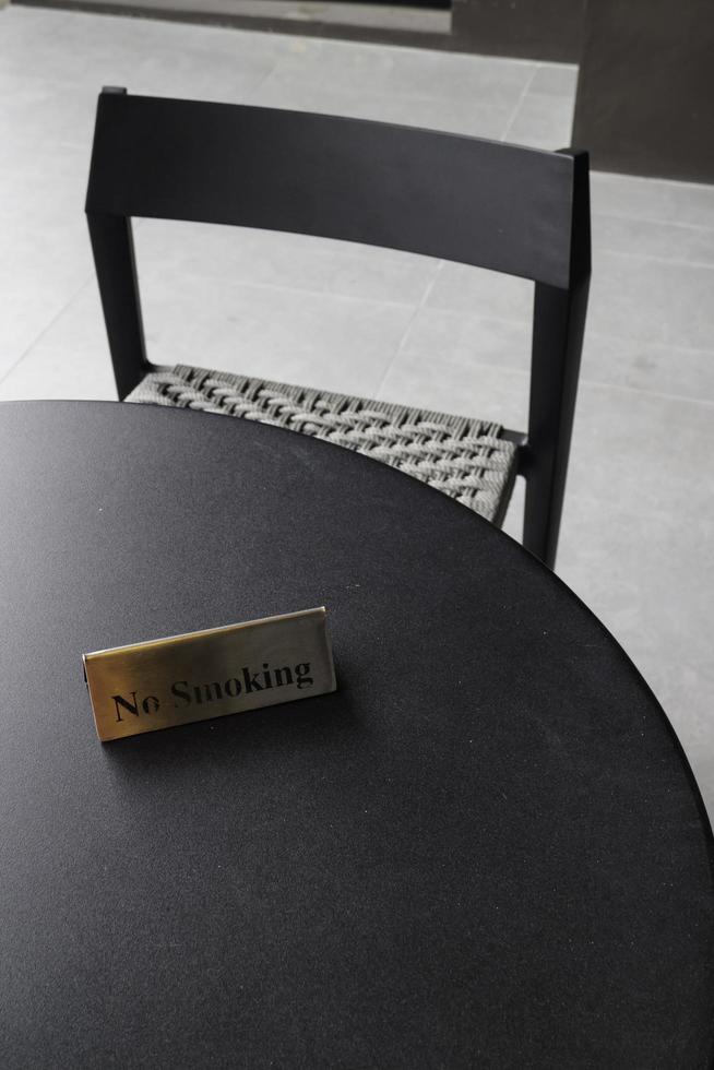 ingen rökning tecken på bordet foto