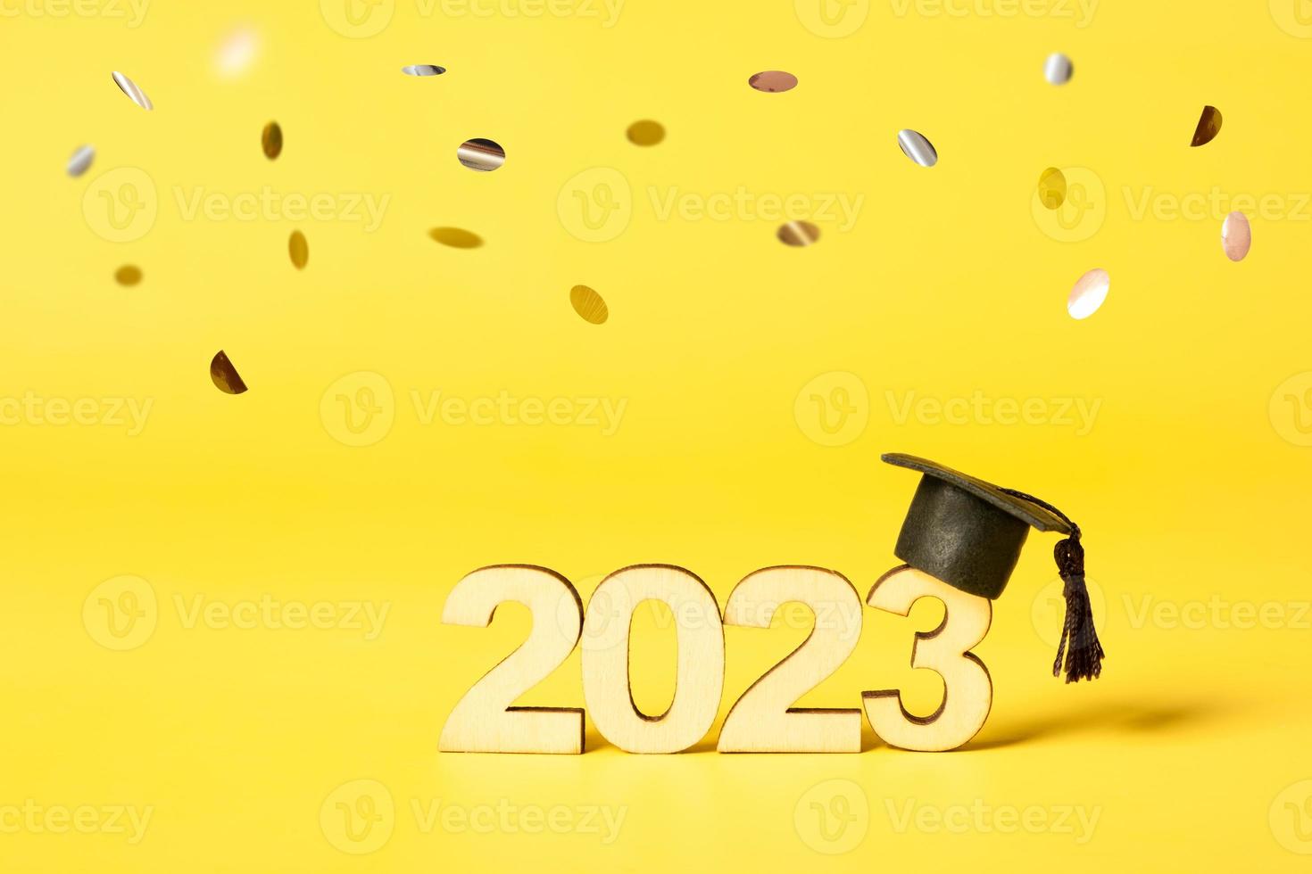 klass av 2023 begrepp. trä- siffra 2023 med graderad keps på färgad bakgrund foto