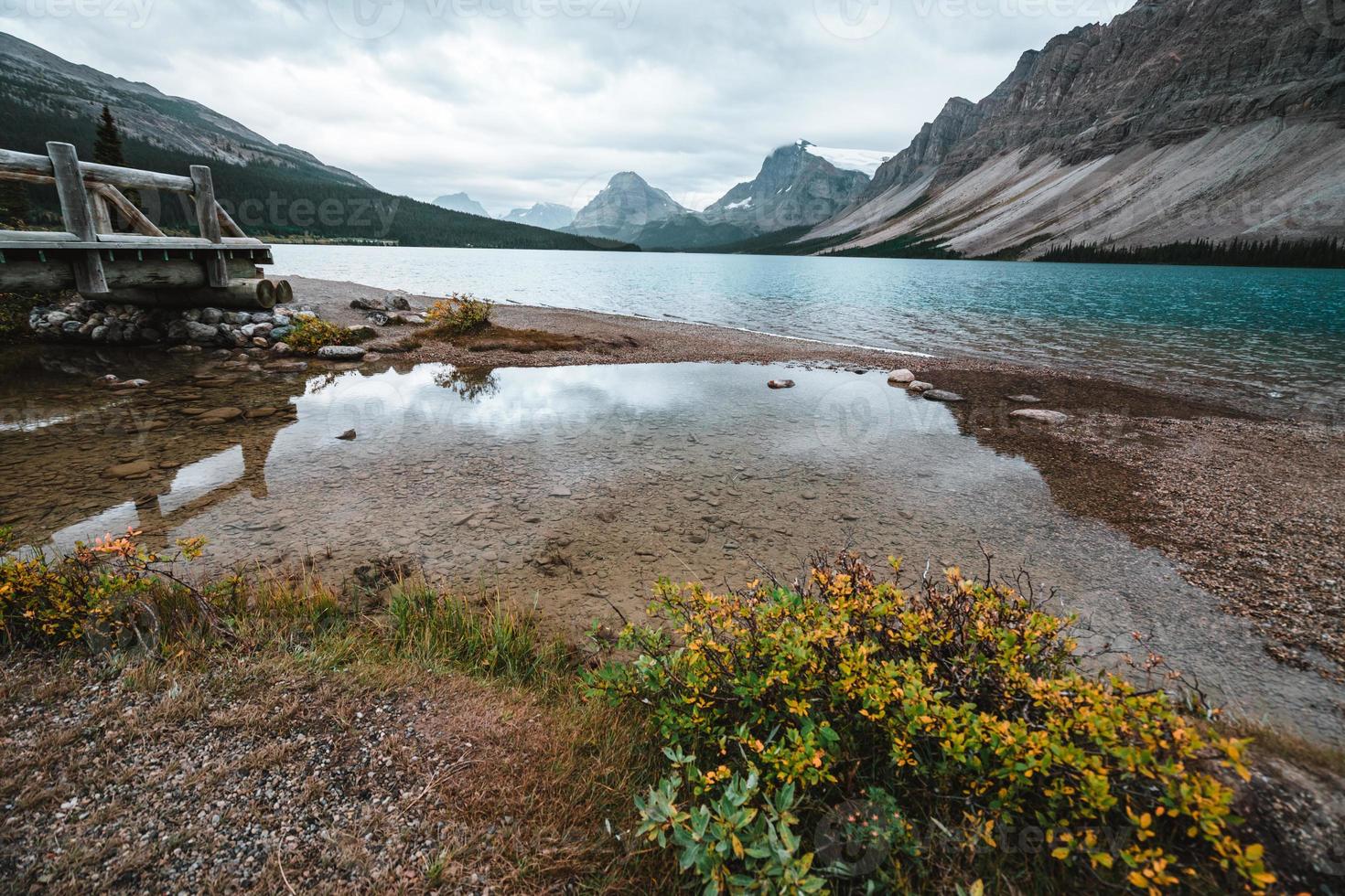 rosett sjö i alberta, kanada med fantastisk turkos vatten och skön bergen foto