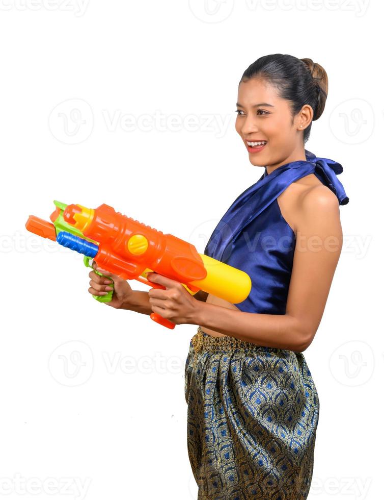 porträtt Söt kvinna i songkran festival med vatten pistol foto