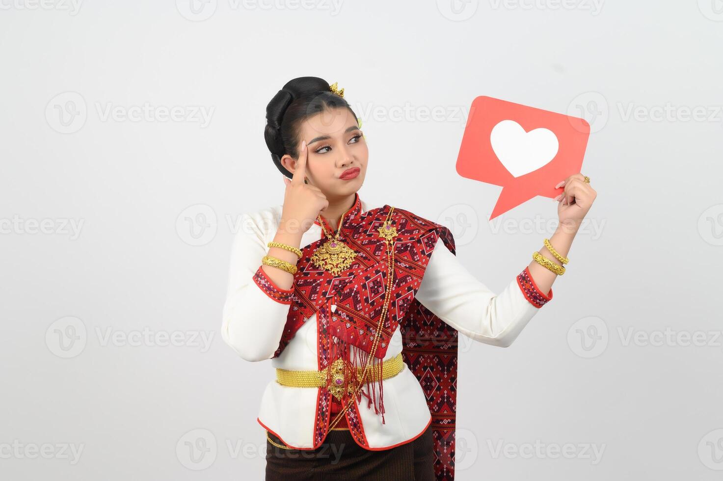 ung skön kvinna i thai lanna kostym med kort kort i hjärta symbol foto