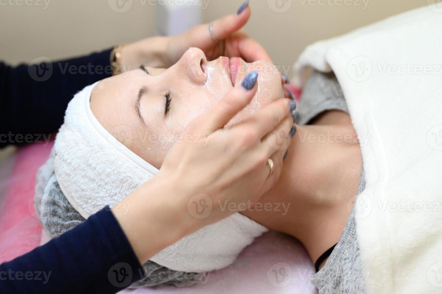 procedur på en kosmetolog, rensning de ansikte av kosmetika och framställning de ansikte för massage. foto