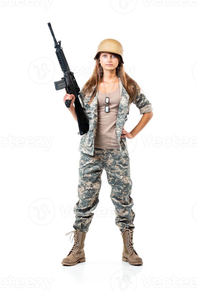 soldat ung skön flicka klädd i en kamouflage med en pistol i hans hand på vit foto