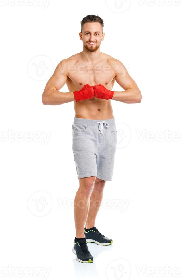 atletisk attraktiv man som bär boxningsförband på vita foto