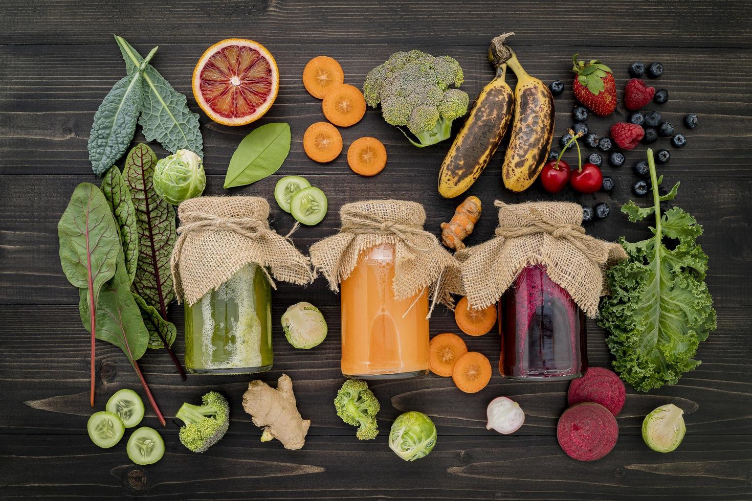 grönsaker och fruktjuicer foto
