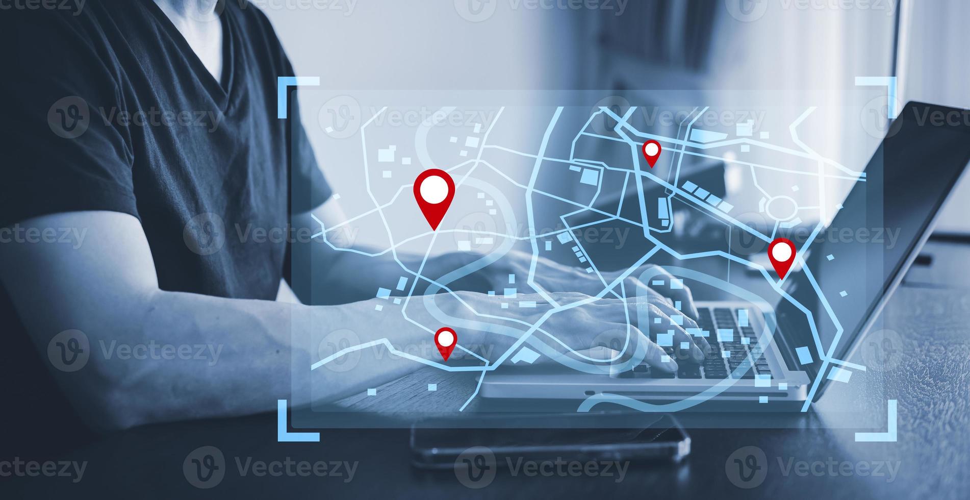 man använder sig av bärbar dator med virtuell värld och modell Karta med plats punkt , gps app, ikon resa Kartor och hitta platser i de uppkopplad systemet, Allt skärm grafik är genereras, söker för resa. foto